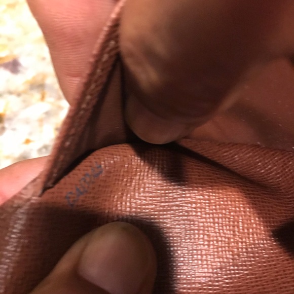 Authentic Louis Vuitton checkbook cover - Picture 8 of 9